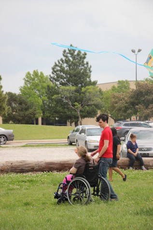 Senior Dylan Ream and junior Natalie Kloth fly a kite together. 