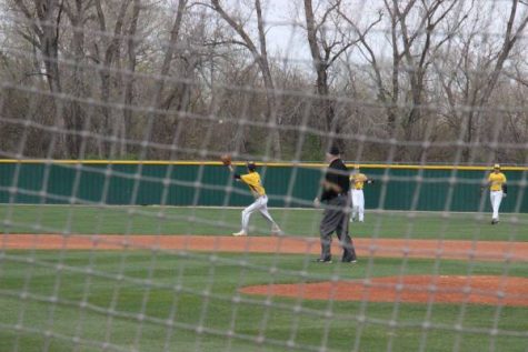 Mason Hartman catches the ball from Austin Anderson in an attempt to throw the runner out