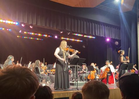 Navigation to Story: Orchestra Plays Last Concert, Gives Out Awards