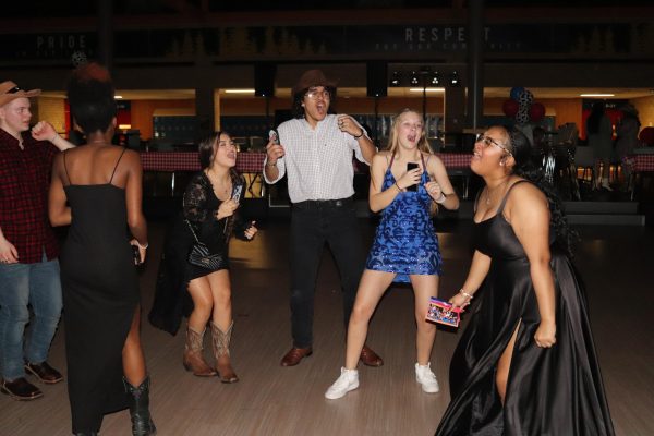 Navigation to Story: Photo Gallery: Students dig out their cowboy hats for rodeo themed homecoming